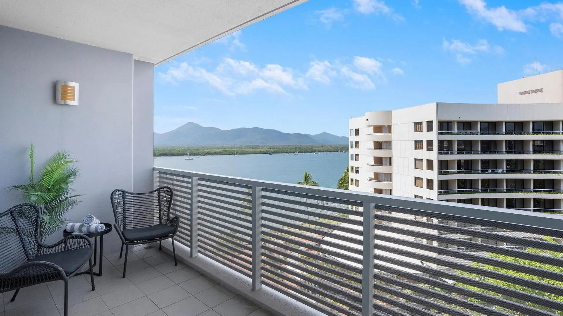 Apartament Central Haven Couples Retreat At Harbour Lights Cairns